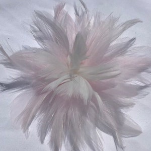 Hot Pink, Fuchsia, Magenta Feather Fascinator Hair Clip Accessory. Made in USA. Light pastel pink option. afbeelding 5