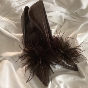 Dark Brown Ostrich Feather shoe clips accessory. Shoes not included. afbeelding 1