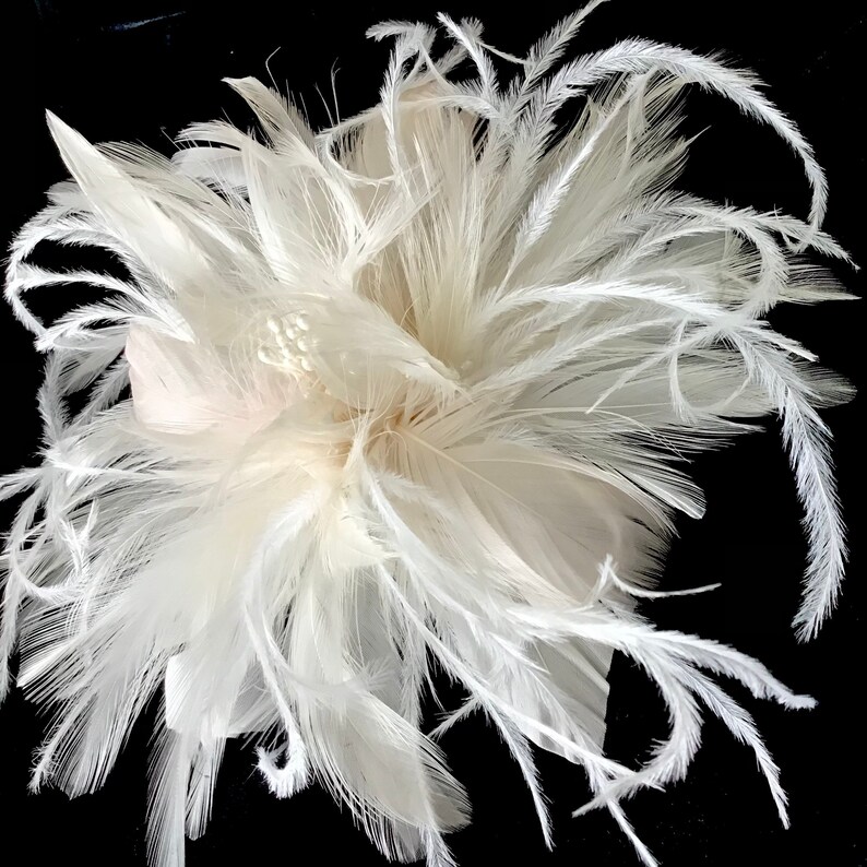 Bandeau de pince à cheveux de fascinateur de fleurs de plumes de mariage nuptiale. Autruche. étamine perlée. Chapellerie image 3
