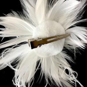 Ivory & White handmade in the USA Bridal Wedding Fascinator Feather Hair Clip, pin. Ostrich. blush pink afbeelding 2