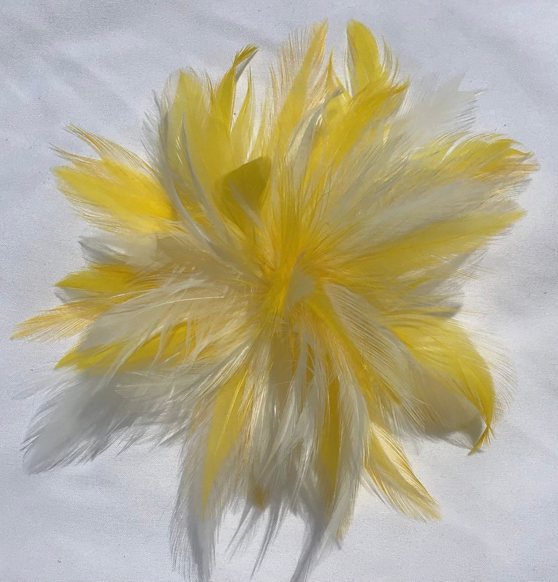 Épingle à la mode fleur fascinateur plume jaune moutarde, pince à cheveux, tour de cou, poignet courage, fait main aux États-Unis. Blanc jaune vif image 2