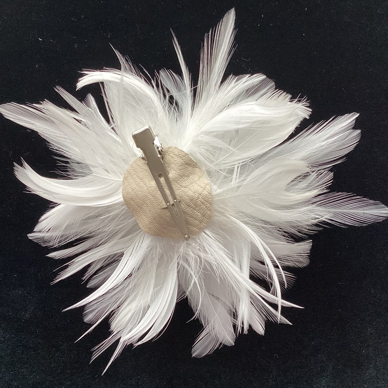 Marfil o blanco hecho a mano en los EE.UU. Clip de pelo de plumas fascinador de boda nupcial imagen 6