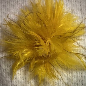 Épingle à la mode fleur fascinateur plume jaune moutarde, pince à cheveux, tour de cou, poignet courage, fait main aux États-Unis. Blanc jaune vif image 1