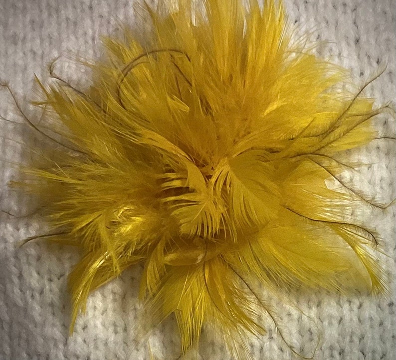 Épingle à la mode fleur fascinateur plume jaune moutarde, pince à cheveux, tour de cou, poignet courage, fait main aux États-Unis. Blanc jaune vif image 1