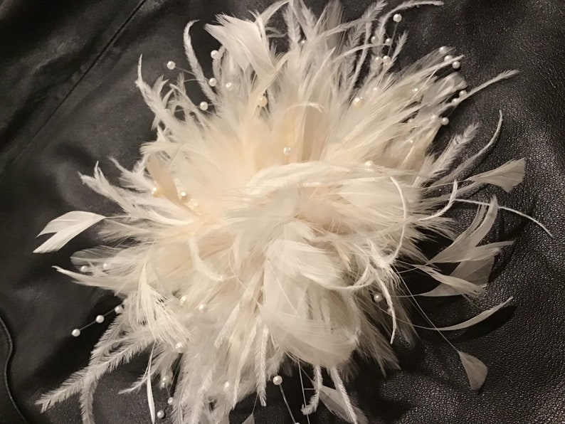 Bridal Wedding Ostrich Fascinator Feather Flower Hair Clip. Faux pearl bead stems. Millinery Headpiece. zdjęcie 7