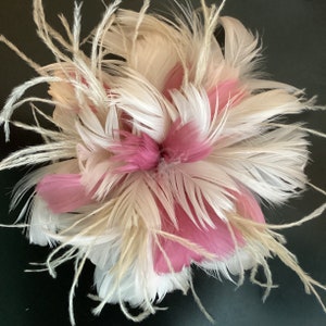 Large Pale Blush Pink rose tan Feather Fascinator Hair Clip Accessory &/OR lapel pin boutonniere afbeelding 3