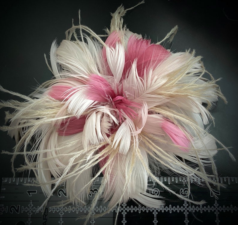 Large Pale Blush Pink rose tan Feather Fascinator Hair Clip Accessory &/OR lapel pin boutonniere afbeelding 2
