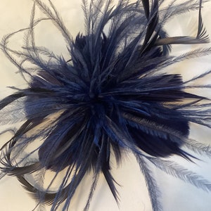 Azul marino. Pinza de pelo tocado de flores de plumas. Hecho a mano en Estados Unidos. imagen 2