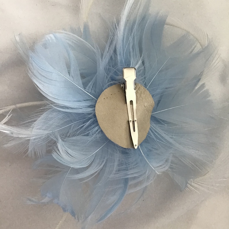 Barrette fascinateur bleu layette, fleur, plumes, pastel clair, faite main aux États-Unis blanc ivoire noir image 6