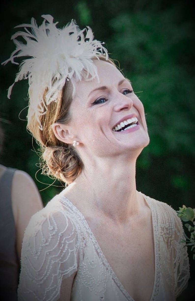 Mariage nuptial Autruche Fascinateur Plume Fleur Pince à cheveux. Tiges de perles de fausses perles. Couvre-chef de chapellerie. image 3