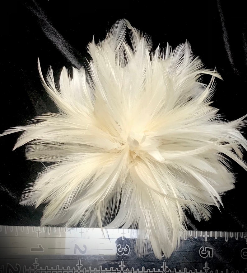 Marfil o blanco hecho a mano en los EE.UU. Clip de pelo de plumas fascinador de boda nupcial imagen 5