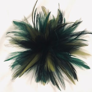 Clip de pelo fascinador de plumas de oliva verde esmeralda de bosque oscuro, pasador de moda. imagen 1