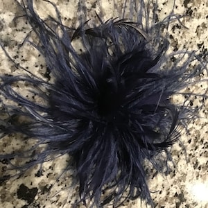 Bleu foncé, bleu marine. Pince à cheveux ou épingle à cheveux fleur plume d'autruche fascinateur. Fabriqué à la main aux États-Unis. image 3