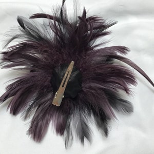 Aubergine Eggplant purple Feather Fascinator Hair Clip, brooch pin. Fashion Accessory Made in USA afbeelding 2