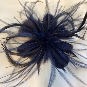 Azul marino. Pinza de pelo tocado de flores de plumas. Hecho a mano en Estados Unidos. imagen 1