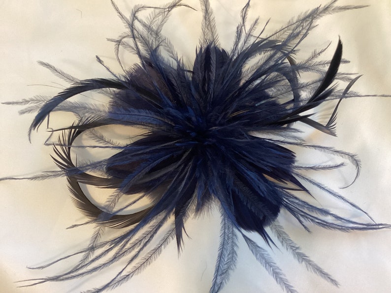 bleu marine. Pince à cheveux fascinateur fleur plume. Fabriqué à la main aux États-Unis. image 1