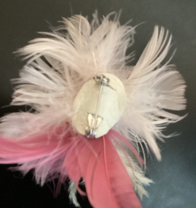 Large Pale Blush Pink rose tan Feather Fascinator Hair Clip Accessory &/OR lapel pin boutonniere afbeelding 4