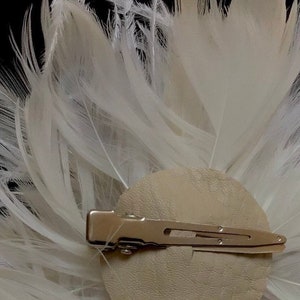 Bandeau de pince à cheveux de fascinateur de fleurs de plumes de mariage nuptiale. Autruche. étamine perlée. Chapellerie image 4