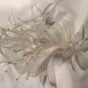 Ivory, White or Blush Pink handmade in the USA Bridal Wedding Fascinator Feather Hair Clip crystals Ostrich pearls afbeelding 5