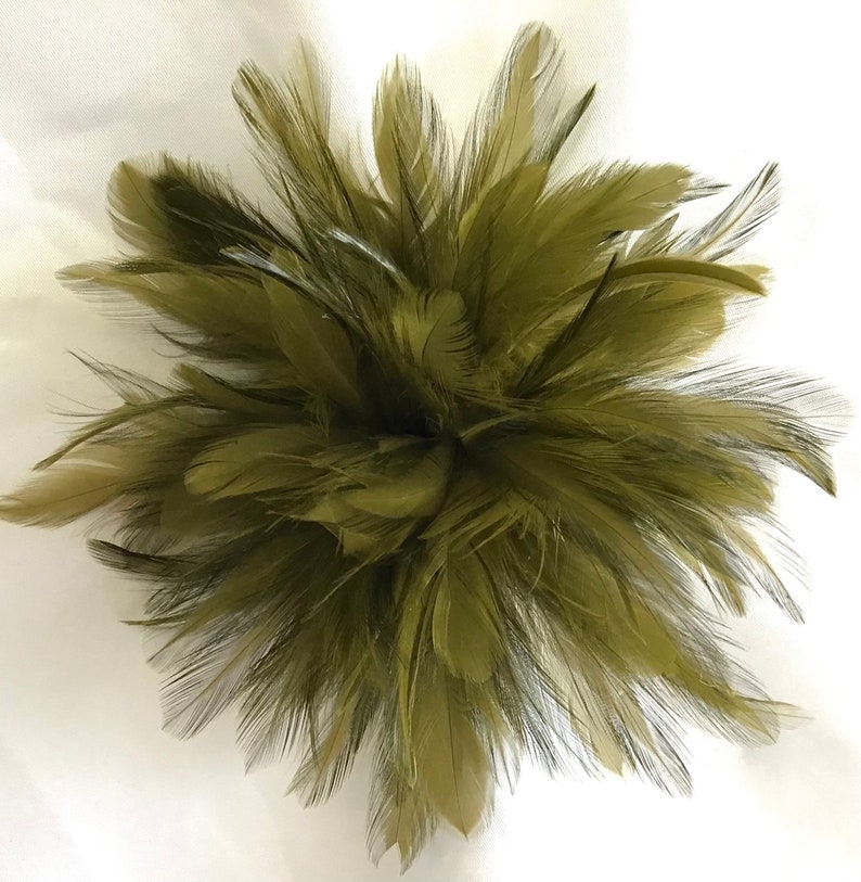 Olive Green Feather Fascinator Hair Clip, brooch pin. imagem 1