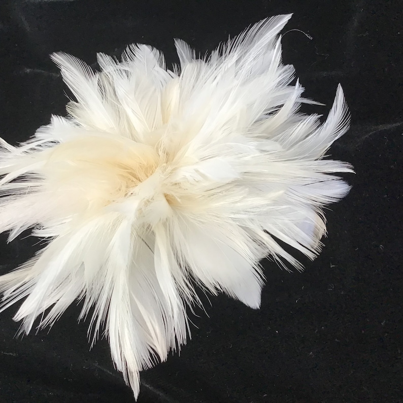 Marfil o blanco hecho a mano en los EE.UU. Clip de pelo de plumas fascinador de boda nupcial imagen 4