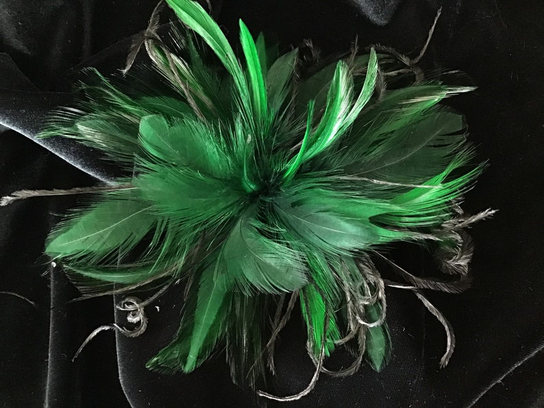 Pince à cheveux fascinator en plumes d'autruche vert foncé et noir, broche, accessoire de mode... Fabriqué à la main aux États-Unis image 1