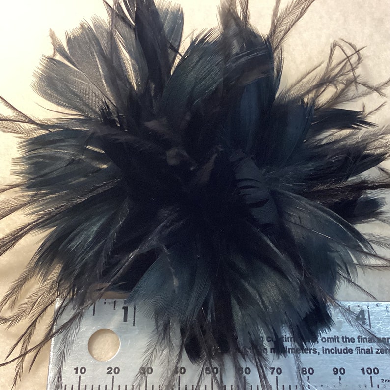 Accessoire de pince à cheveux fascinateur à plumes noires. Autruche. Broche. image 5