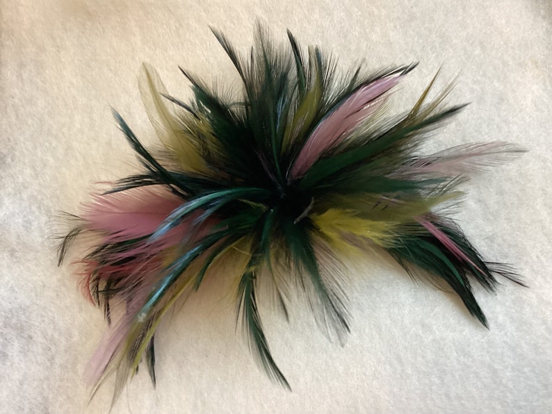 Dark Forest Emerald Green olive & Rose pink Feather Fascinator Hair Clip Accessory or Fashion pin. imagem 1