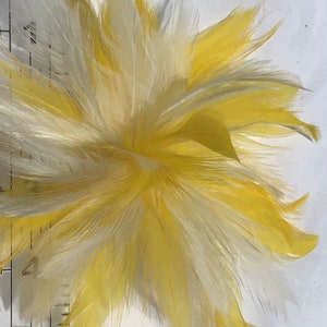 Épingle à la mode fleur fascinateur plume jaune moutarde, pince à cheveux, tour de cou, poignet courage, fait main aux États-Unis. Blanc jaune vif image 3