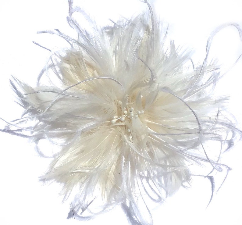 Bandeau de pince à cheveux de fascinateur de fleurs de plumes de mariage nuptiale. Autruche. étamine perlée. Chapellerie image 1