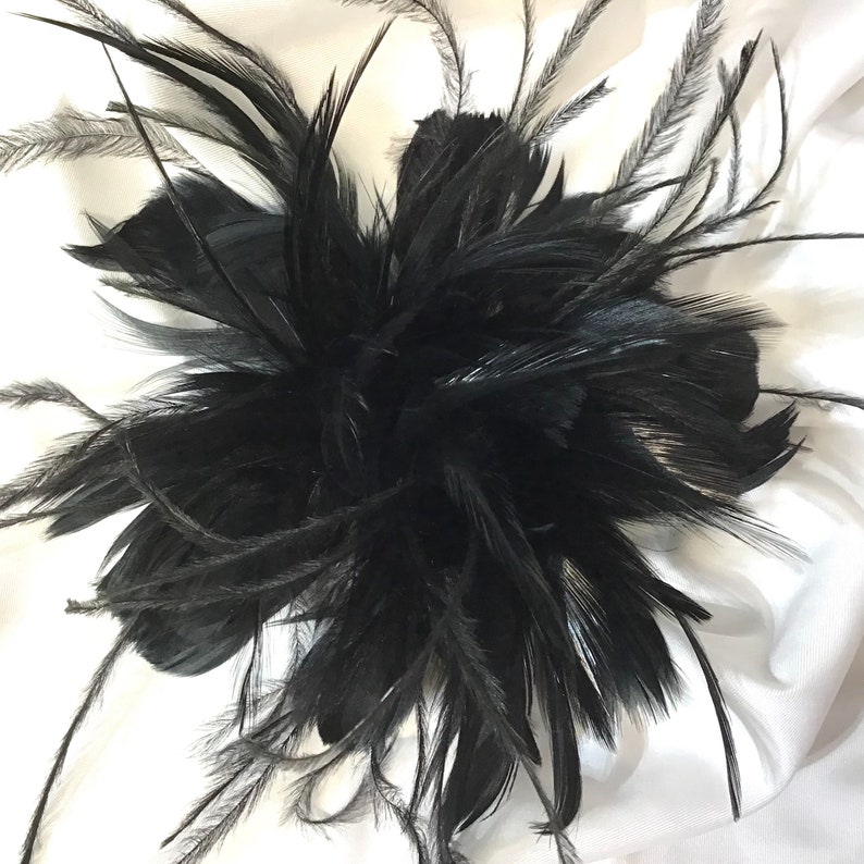 Accessoire de pince à cheveux fascinateur à plumes noires. Autruche. Broche. image 1