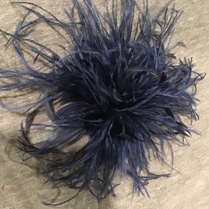 Bleu foncé, bleu marine. Pince à cheveux ou épingle à cheveux fleur plume d'autruche fascinateur. Fabriqué à la main aux États-Unis. image 4