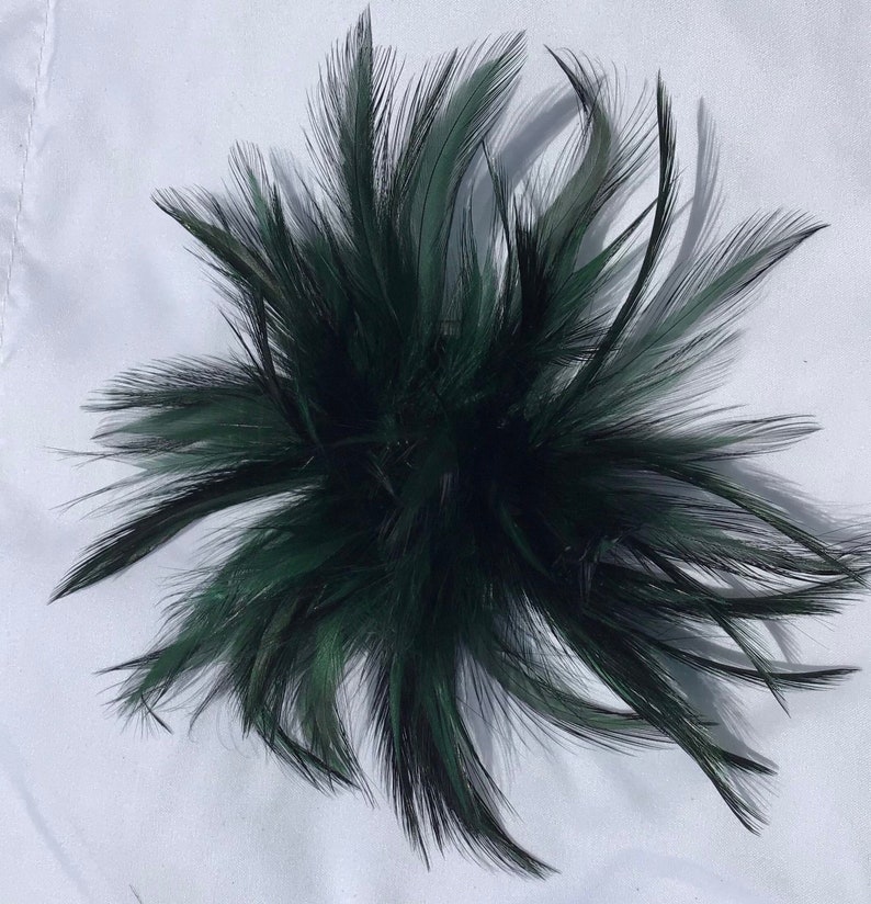 Clip de pelo fascinador de plumas de oliva verde esmeralda de bosque oscuro, pasador de moda. imagen 2