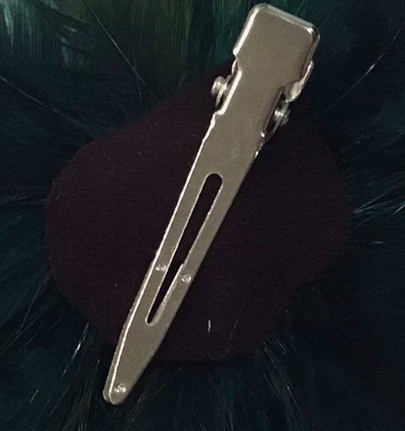 Dark Forest Emerald Green olive Feather Fascinator Hair Clip, Fashion pin. zdjęcie 5