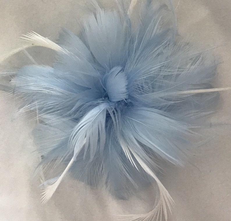 Barrette fascinateur bleu layette, fleur, plumes, pastel clair, faite main aux États-Unis blanc ivoire noir image 1