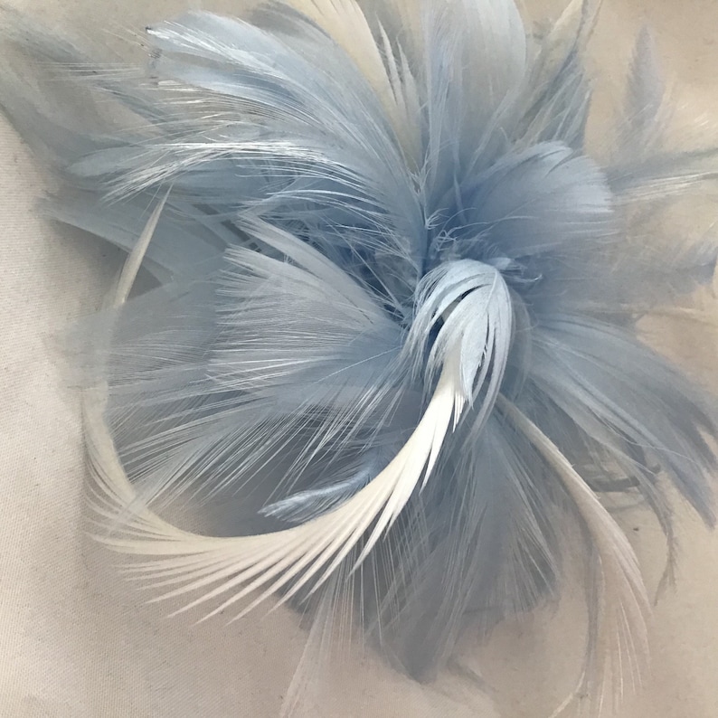 Barrette fascinateur bleu layette, fleur, plumes, pastel clair, faite main aux États-Unis blanc ivoire noir image 2