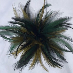 Clip de pelo fascinador de plumas de oliva verde esmeralda de bosque oscuro, pasador de moda. imagen 3