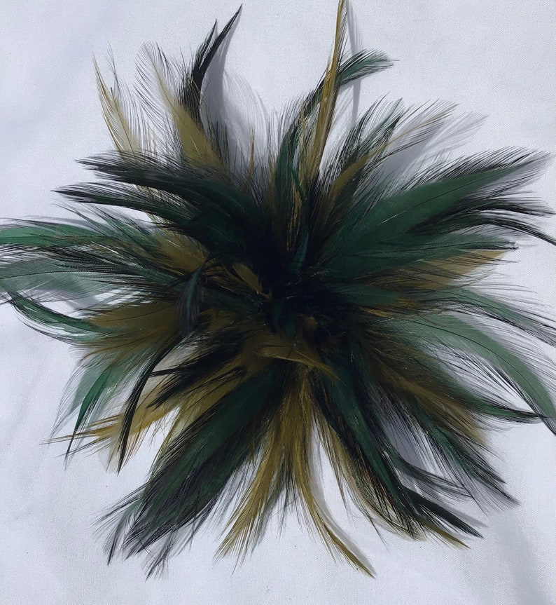 Clip de pelo fascinador de plumas de oliva verde esmeralda de bosque oscuro, pasador de moda. imagen 3