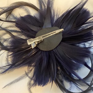 bleu marine. Pince à cheveux fascinateur fleur plume. Fabriqué à la main aux États-Unis. image 3