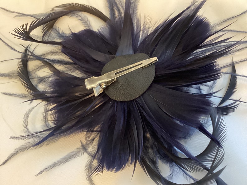 bleu marine. Pince à cheveux fascinateur fleur plume. Fabriqué à la main aux États-Unis. image 3