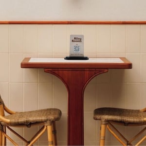 Porta códigos QR de madera: menú sin contacto, pago y acceso a redes sociales para restaurantes, cafeterías, bares y hoteles