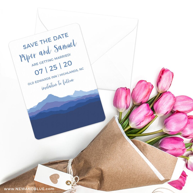 Puede incluir: Tarjeta de guardar la fecha con un dise&ntilde;o de cordillera azul. La tarjeta dice "Save the Date Piper and Samuel are getting married! 07|25|20 Old Edwards Inn | Highlands, NC invitation to follow"