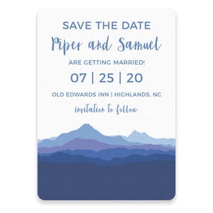 Puede incluir: Tarjeta de guardar la fecha con una ilustraci&oacute;n de acuarela de monta&ntilde;as azules. El texto dice "Save the Date, Piper y Samuel se casan! 07 | 25 | 20, Old Edwards Inn | Highlands, NC, invitaci&oacute;n a seguir."
