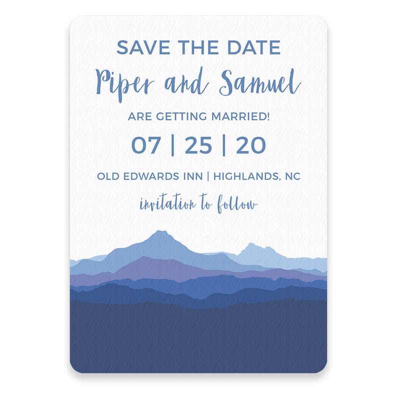 Puede incluir: Tarjeta de guardar la fecha con una ilustraci&oacute;n de acuarela de monta&ntilde;as azules. El texto dice "Save the Date, Piper y Samuel se casan! 07 | 25 | 20, Old Edwards Inn | Highlands, NC, invitaci&oacute;n a seguir."