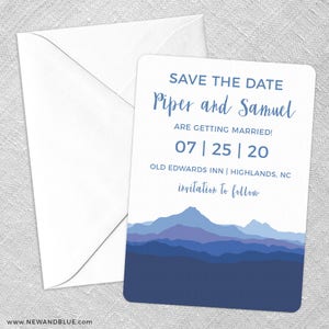 Puede incluir: Tarjeta de guardar la fecha con una ilustraci&oacute;n de una cordillera azul. El texto dice "Save the Date Piper and Samuel are getting married! 07 | 25 | 20 Old Edwards Inn | Highlands, NC invitation to follow"