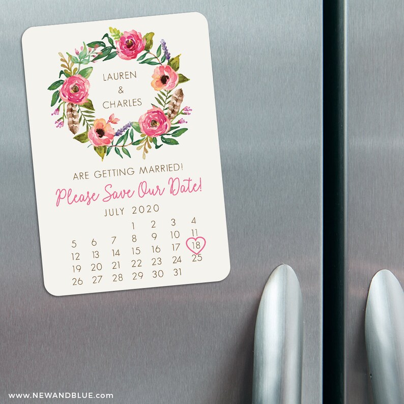 K&ouml;nnte beinhalten: Ein rosafarbener und gr&uuml;ner Blumenkranz mit Federn umgibt den Text "Lauren & Charles" auf wei&szlig;em Hintergrund. Unter dem Kranz steht der Text "Are getting married! Please save our date!" Ein Kalender f&uuml;r Juli 2020 mit dem 18. in rosa eingekreist ist unter dem Text abgebildet.
