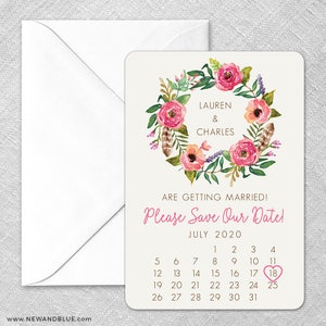 K&ouml;nnte beinhalten: Save-the-Date-Karte mit einem floralen Kranzdesign. Die Karte zeigt die Namen Lauren und Charles sowie das Datum 18. Juli 2020.