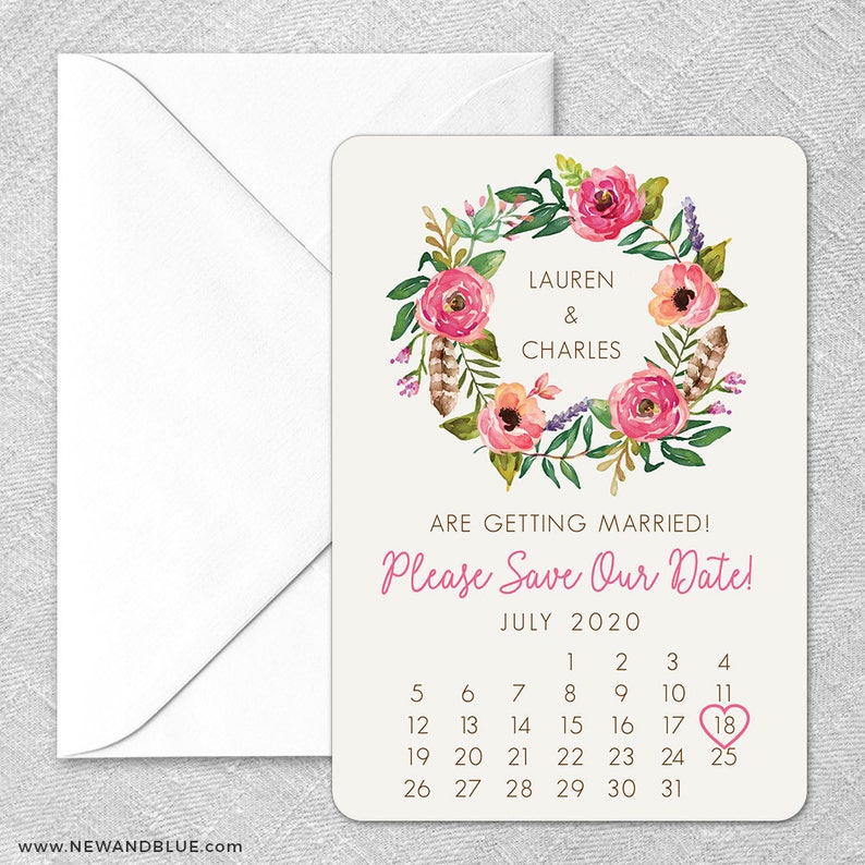 K&ouml;nnte beinhalten: Save-the-Date-Karte mit einem floralen Kranzdesign. Die Karte zeigt die Namen Lauren und Charles sowie das Datum 18. Juli 2020.