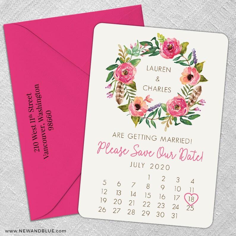 K&ouml;nnte beinhalten: Save-the-Date-Karte mit einem floralen Kranzdesign. Die Karte zeigt die Namen Lauren und Charles sowie einen Kalender mit dem hervorgehobenen Datum 18. Juli 2020.