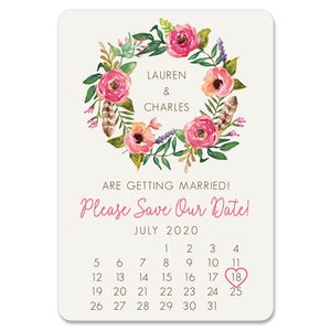 K&ouml;nnte beinhalten: Save-the-Date-Karte mit einem floralen Kranz-Design. Die Karte zeigt die Namen Lauren und Charles, das Datum 18. Juli 2020 und den Text "Wir heiraten! Bitte merken Sie sich den Termin!"